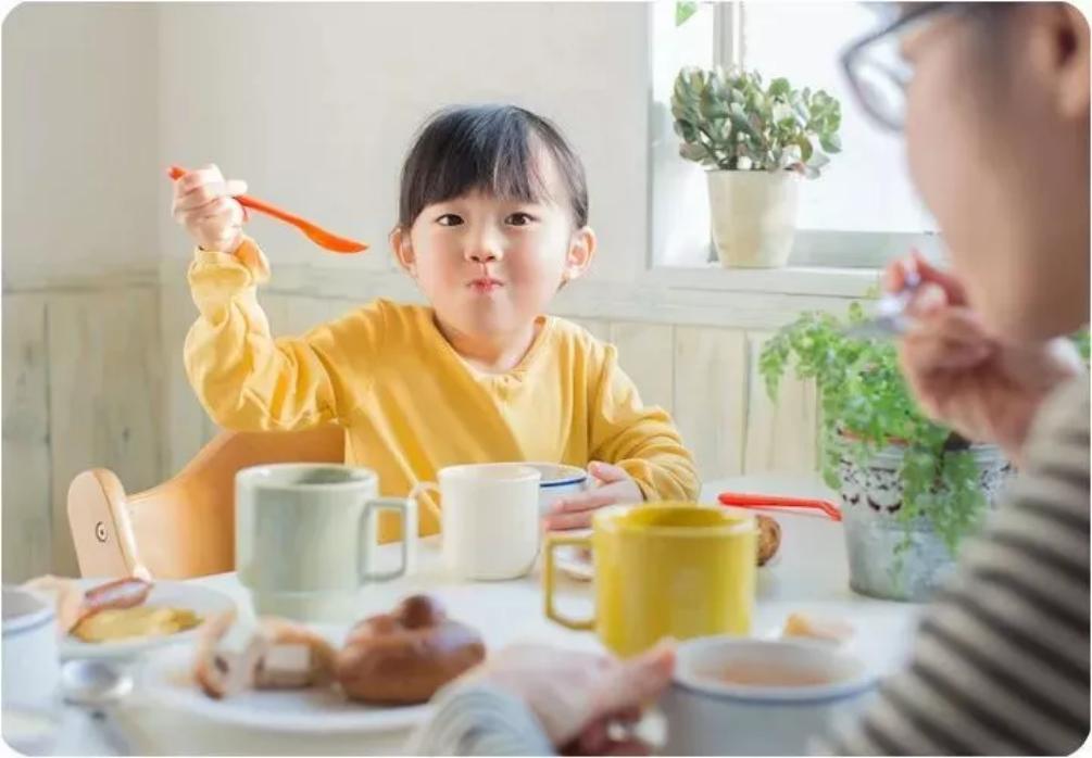 八个月宝宝辅食是否可加盐，营养与健康的考量