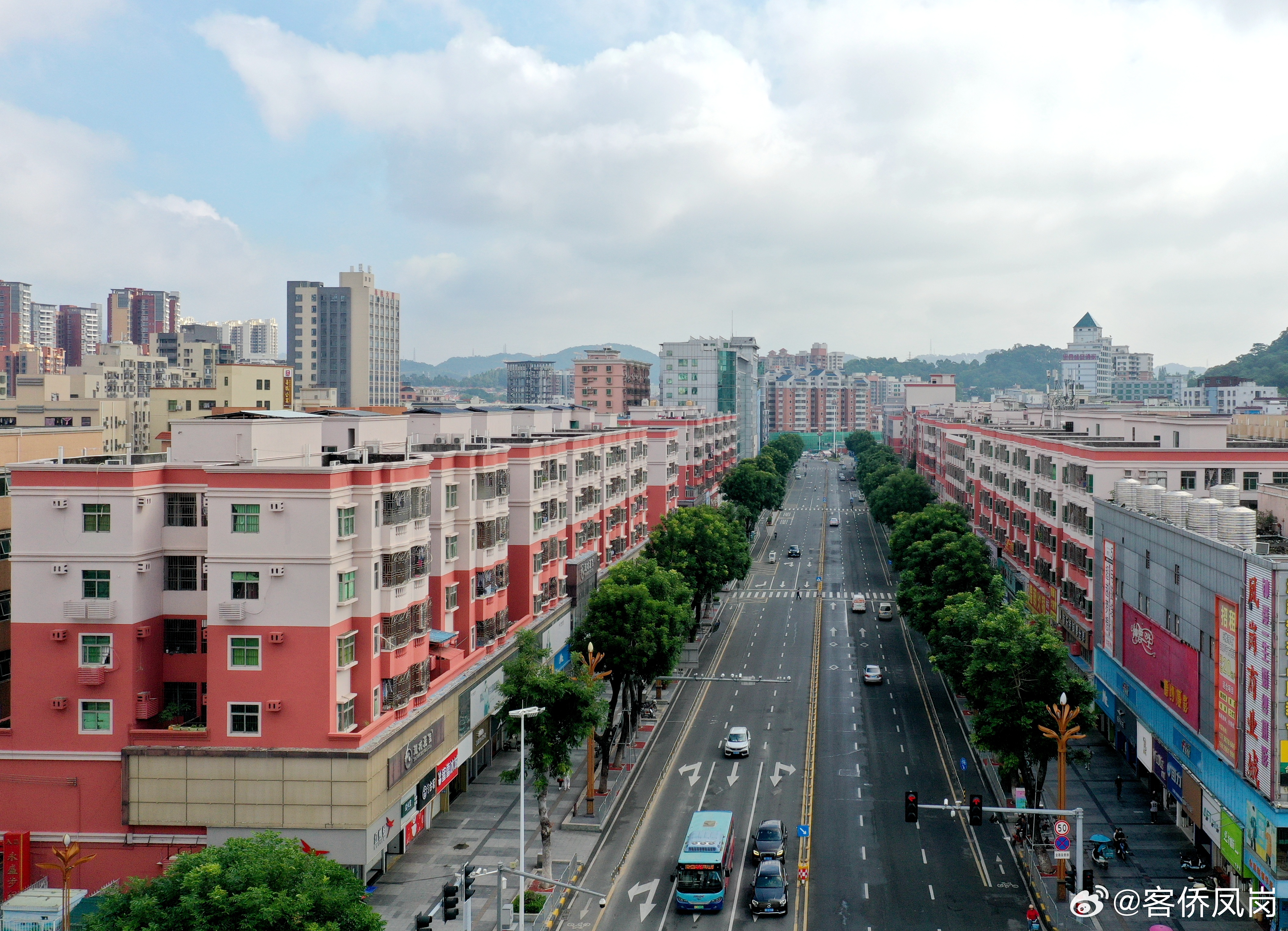 广东省东莞市凤岗镇，繁荣与活力的交汇点